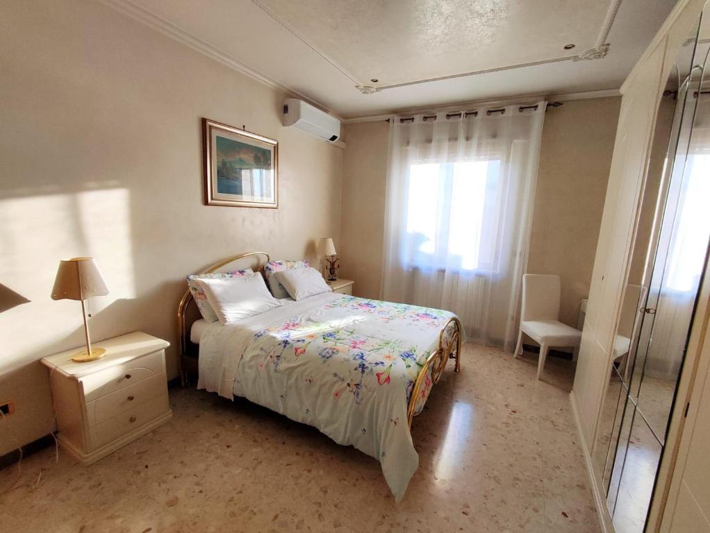 - une petite chambre avec un lit et une fenêtre dans l'établissement metro C and Tor Vergata, à Rome