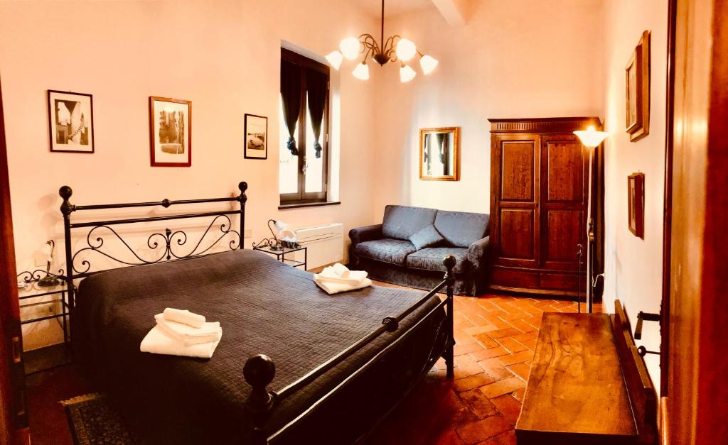 フィレンツェにあるHome in Florenceのベッドルーム(黒いベッド1台、ソファ付)