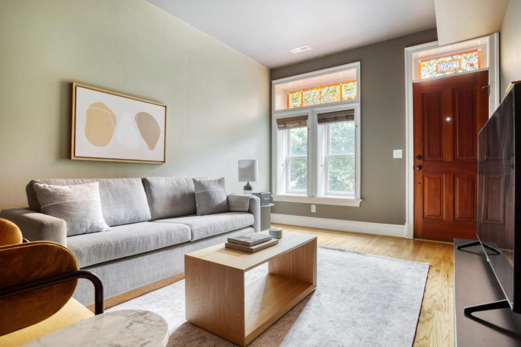 uma sala de estar com um sofá e uma mesa de centro em Deluxe Mount Vernon 2BR w WD nr Metro WDC-576 em Washington