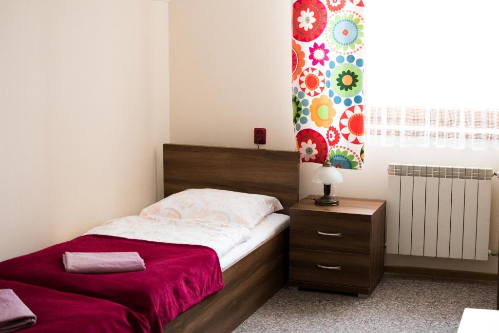 a small bedroom with a bed and a window at Apartamenty przy Pensjonacie Zdrojowym in Rabka-Zdrój