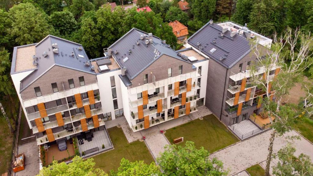 eine Aussicht auf ein großes Haus mit in der Unterkunft Apartamenty Sun & Snow Residence Polanica z sauną in Polanica-Zdrój