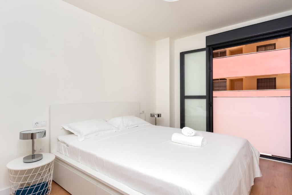 Postel nebo postele na pokoji v ubytování Central Fuengirola couples apartment by Costarentals - Ref 131