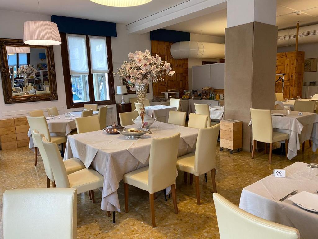 Reštaurácia alebo iné gastronomické zariadenie v ubytovaní Locanda Al Santuario