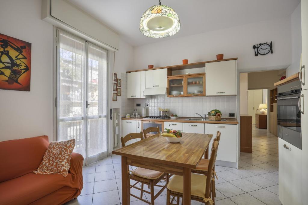een keuken en eetkamer met een houten tafel bij Iris - Sweet Dreams in Florence in Scandicci
