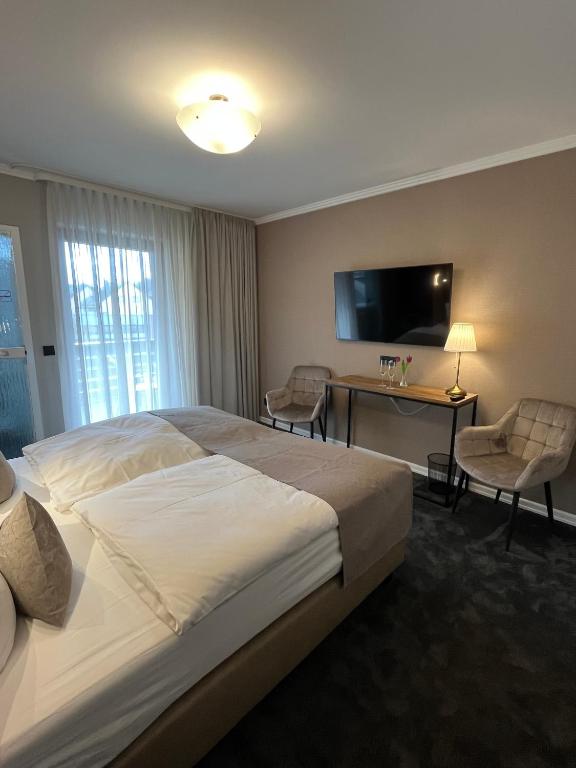 Postel nebo postele na pokoji v ubytování Hotel Zum Fährturm