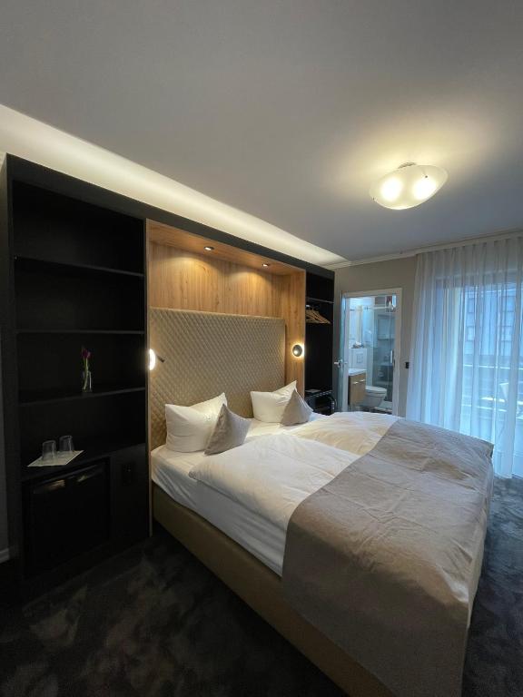 Postel nebo postele na pokoji v ubytování Hotel Zum Fährturm