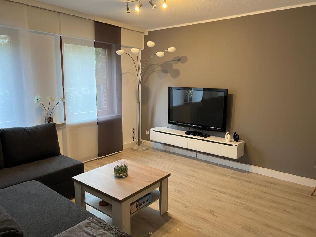 a living room with a couch and a television at Ferienwohnung Poppelreiter in Solingen