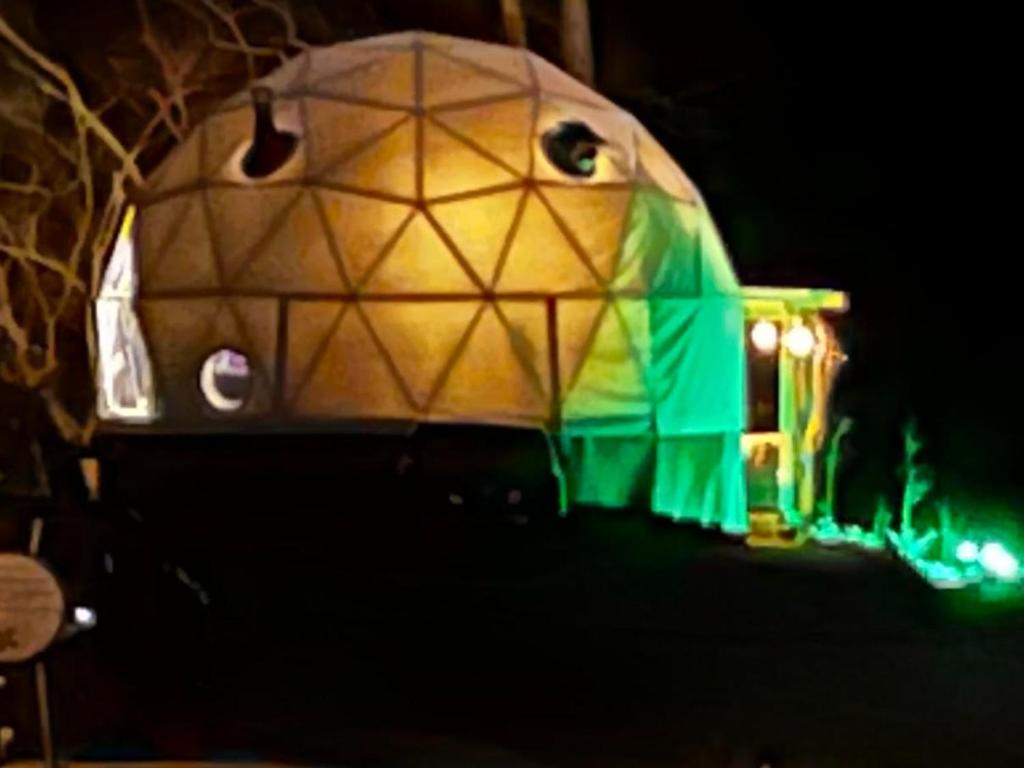 Fotografie z fotogalerie ubytování WATERFRONT LUXURY GLAMPING DOME v destinaci Rogersville