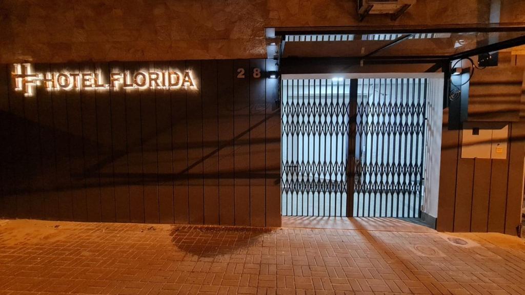 a gate to a building with aoked hororia sign on it at Hotel Flórida in União da Vitória