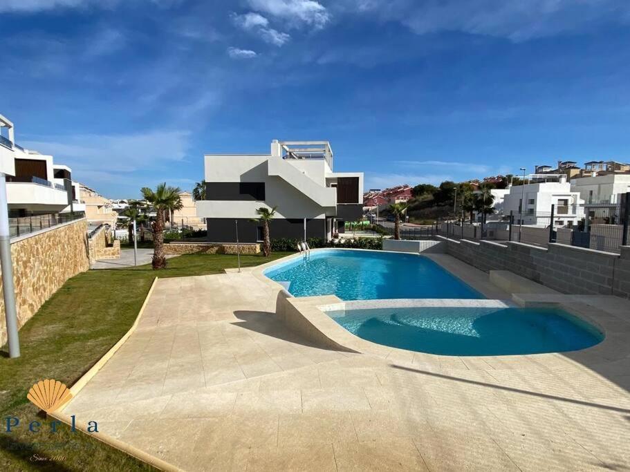 Bazén v ubytovaní Beautiful new south facing bungalow with large terrace alebo v jeho blízkosti