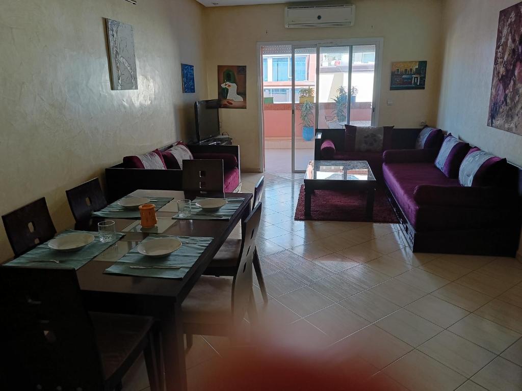 sala de estar con sofá y mesa en Appart Majorelle entier au Centre Ville, en Kenitra
