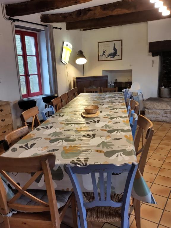 a dining room with a large table and chairs at Maison familiale, 15couchages, de charme au cœur de la Bretagne - 20 min de Vannes in Lizio
