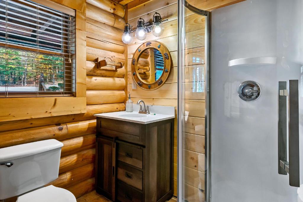 Luxury Heated Pool Cabin with Mountain Views, Theater & Game room的一间浴室