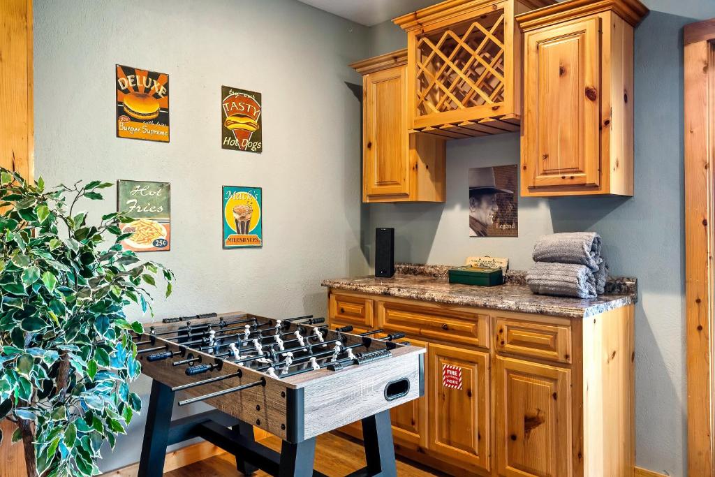 Luxury Heated Pool Cabin with Mountain Views, Theater & Game room的厨房或小厨房