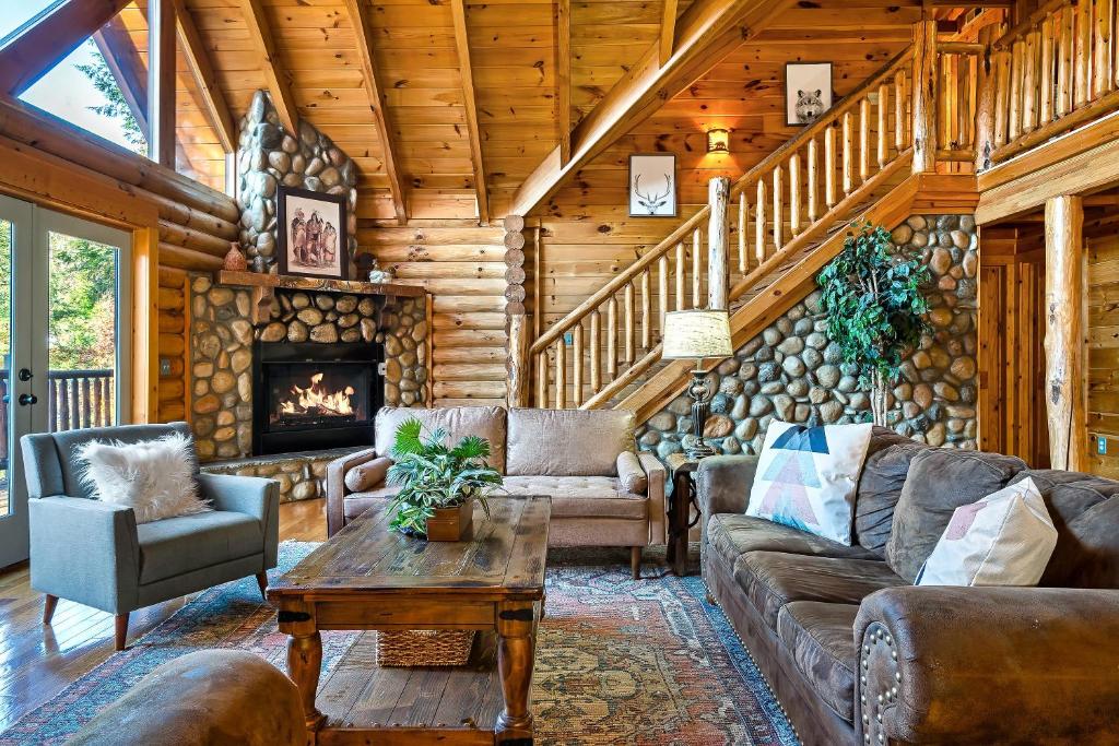 Luxury Heated Pool Cabin with Mountain Views, Theater & Game room的休息区