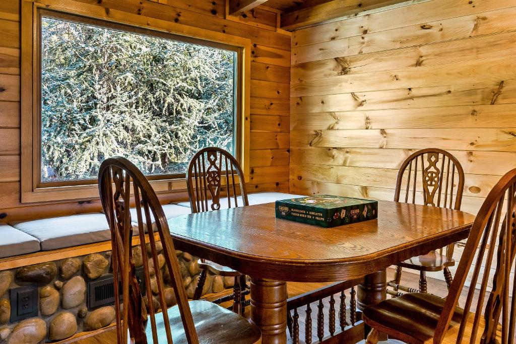 赛维尔维尔Luxury Heated Pool Cabin with Mountain Views, Theater & Game room的相册照片