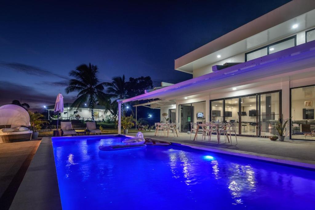 Bazén v ubytování Ocean Breeze Cove - Luxury Retreat nebo v jeho okolí