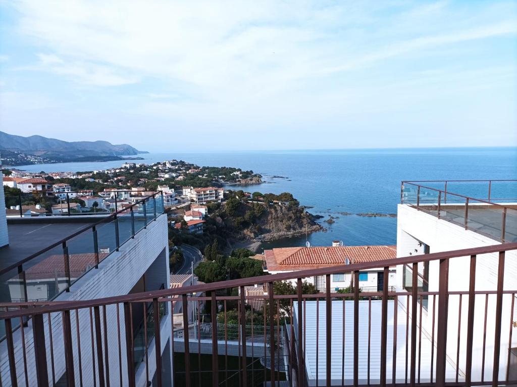 uma vista para o oceano a partir da varanda de um edifício em Apartament vistes al mar em Llançà