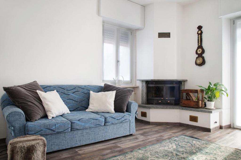 - un salon avec un canapé bleu et une cheminée dans l'établissement Appartamento Stefano, à Luino