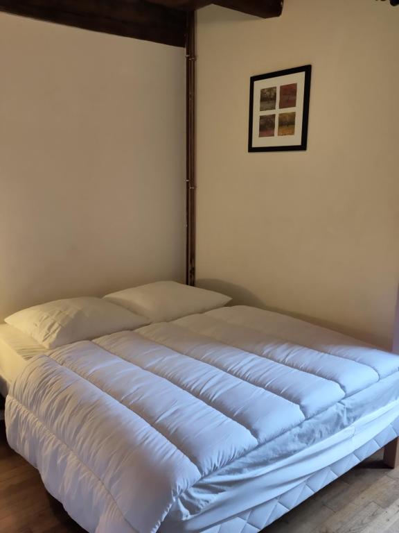a bed in the corner of a room at Maison familiale, 15couchages, de charme au cœur de la Bretagne - 20 min de Vannes in Lizio