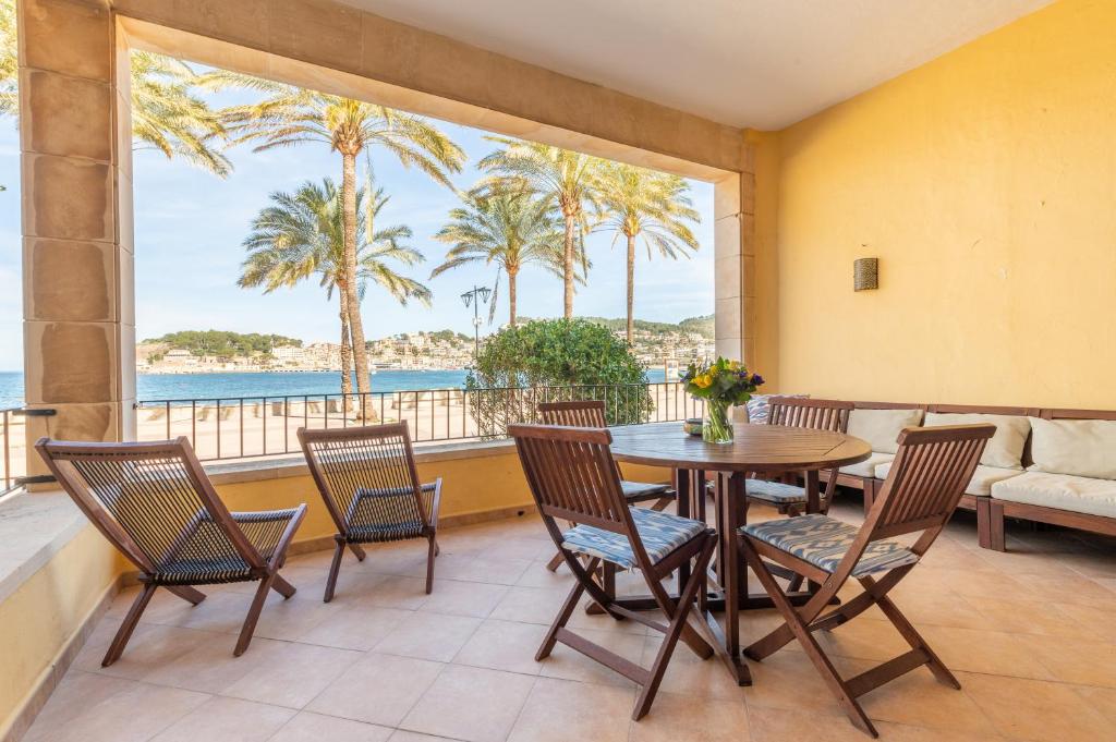 comedor con mesa y sillas y vistas al océano en Sa Torre, en Puerto de Sóller