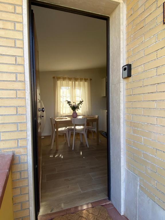 - une porte menant à une salle à manger avec une table dans l'établissement Gate23, à Porto