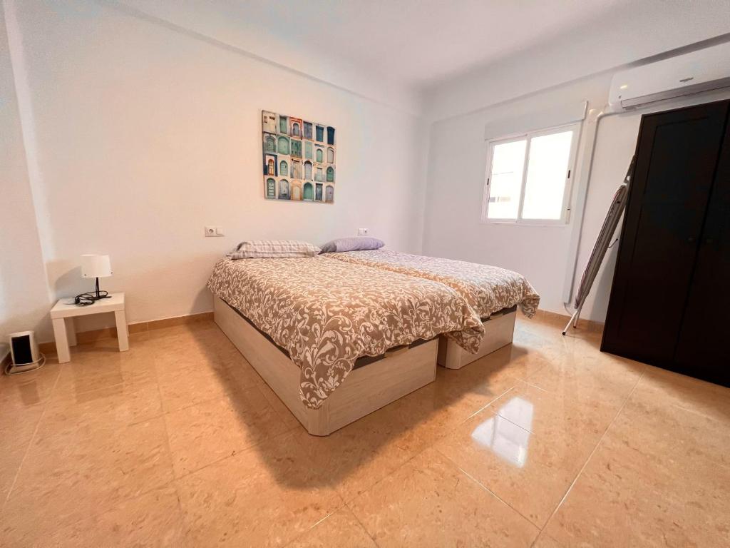 A bed or beds in a room at Centro Historico Malaga especial grupos parking gratis 5