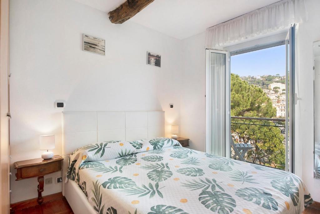 1 dormitorio con cama y ventana grande en Tea apartment, en Santa Margherita Ligure