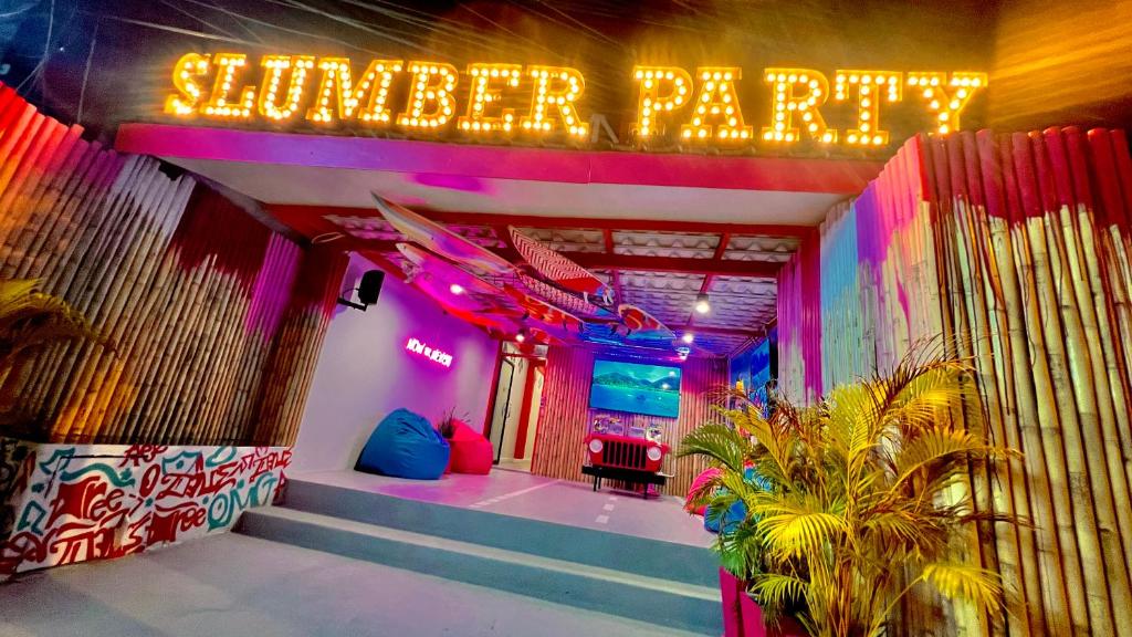 Večerní zábavní program pro hosty v ubytování Slumber Party Krabi