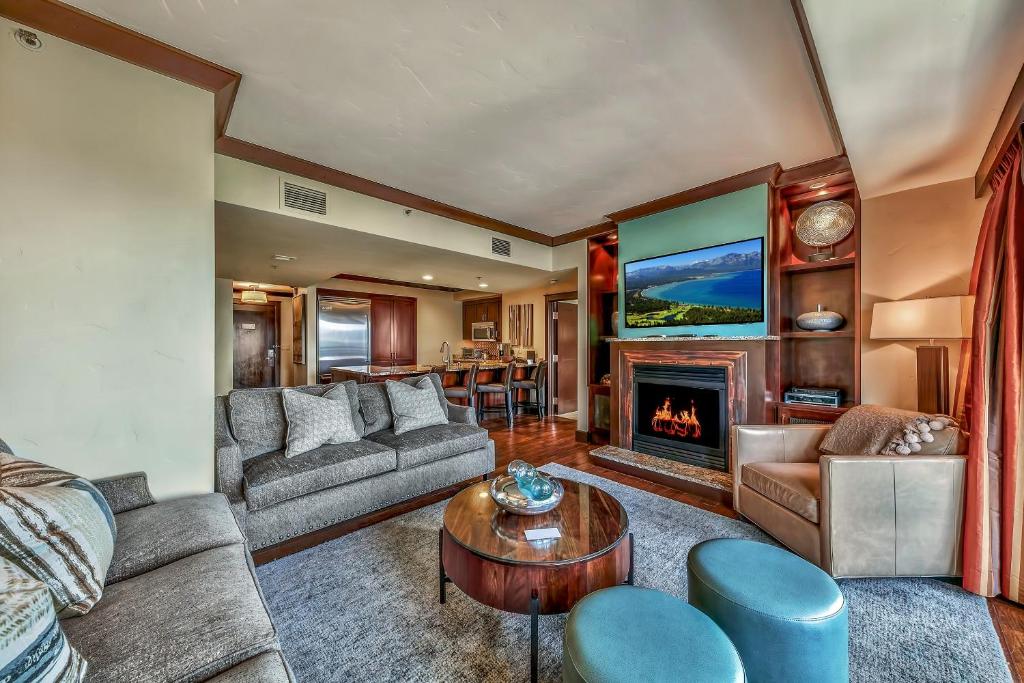 un soggiorno con divano e camino di Mid-Mountain Luxury At Northstar Condo a Kingswood Estates