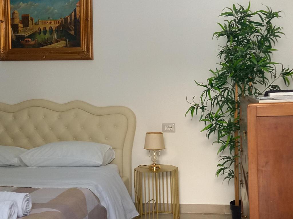ノートにあるCasa Vacanza Valentinaのベッドルーム1室(ベッド1台付)が備わります。壁には絵画が飾られています。