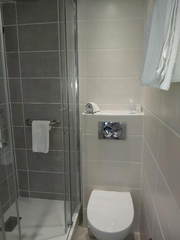 Salle de bains dans l&#39;&eacute;tablissement Hotel Restaurant Miramar L&#39;orchid&eacute;e