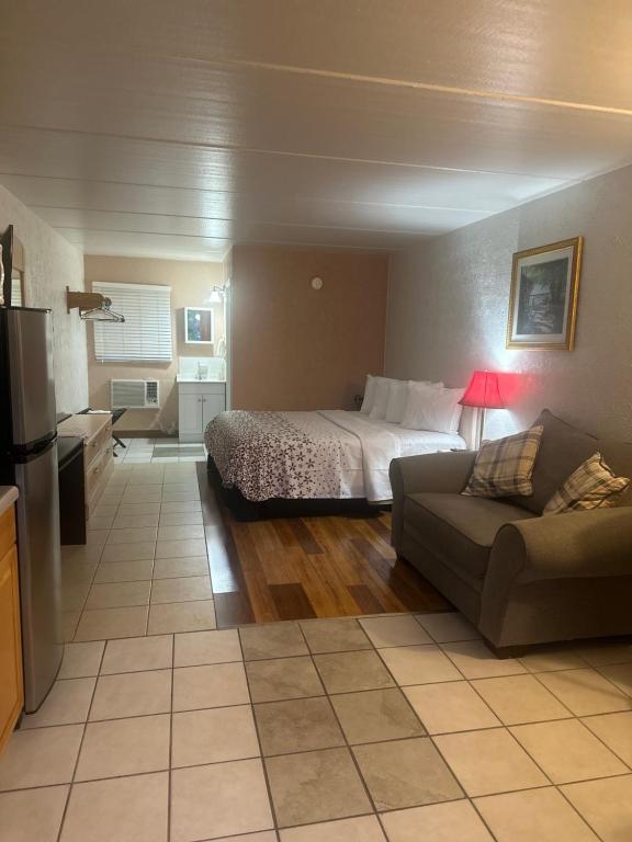 クリアウォーターにあるTHE FLORIDIAN INNの部屋にベッドとソファがある寝室