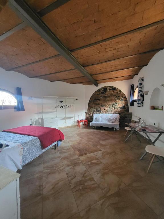 una camera con letto e muro di mattoni di La Palma appartamenti a Piombino