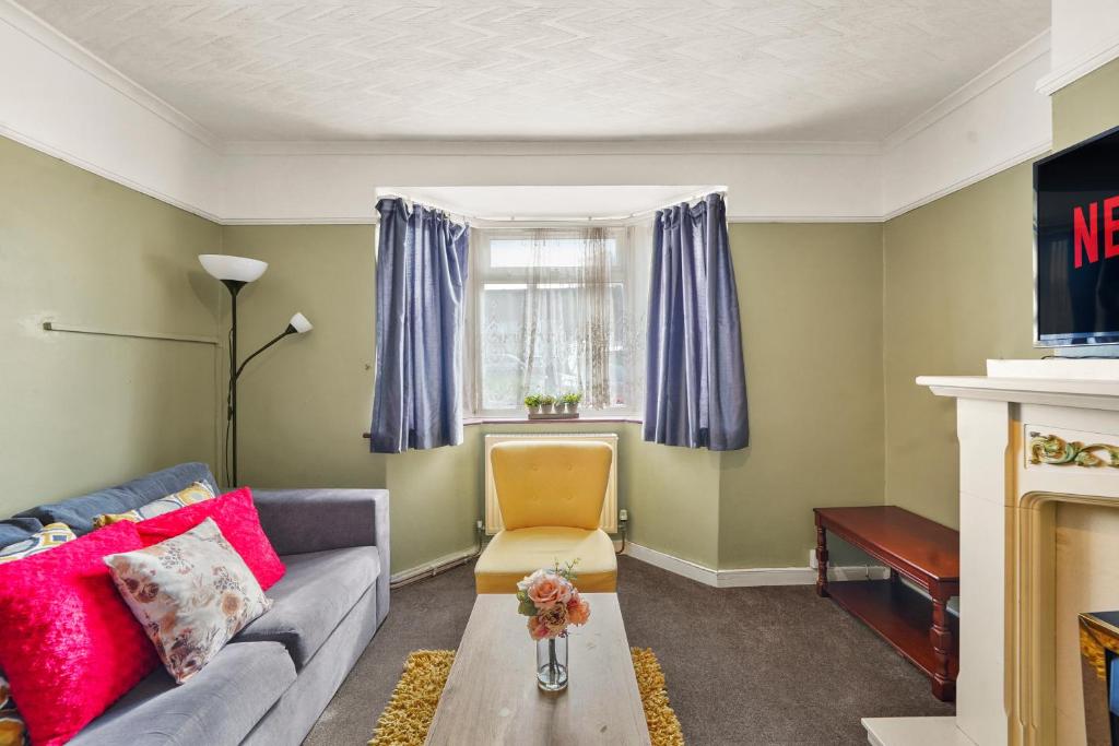 uma sala de estar com um sofá e uma janela em Large House with Parking and Garden - Sleeps 7 em Kent