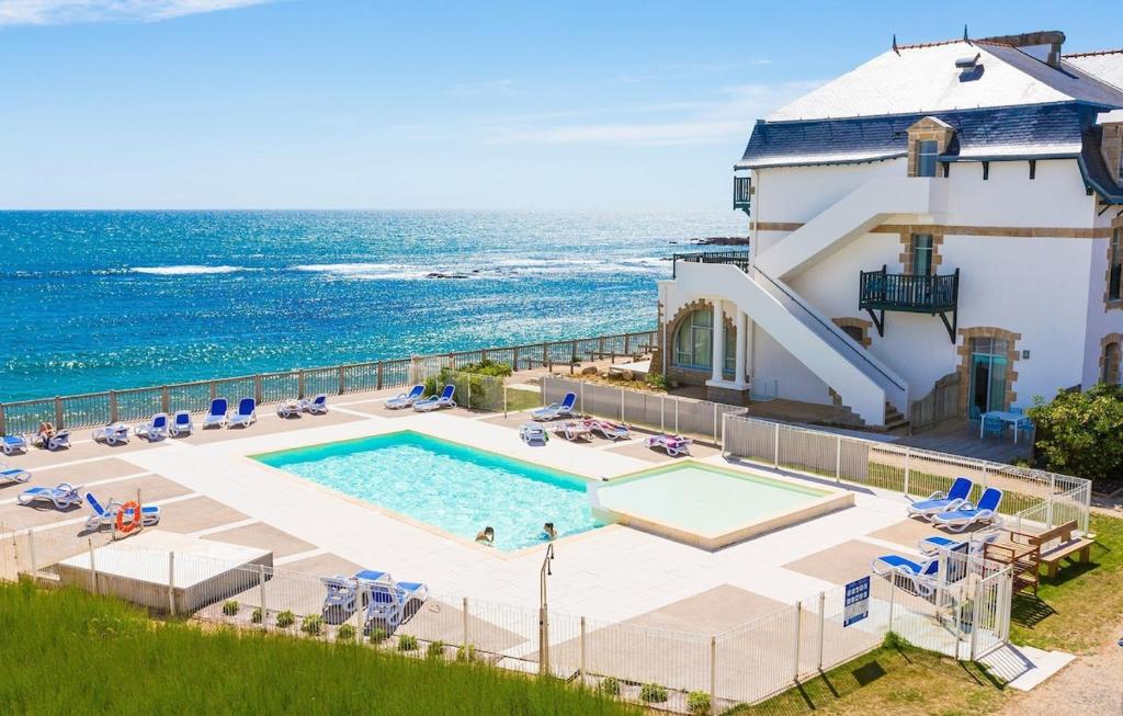 basen z oceanem w tle w obiekcie APPARTEMENT LES PIEDS DANS L'EAU w mieście Batz-sur-Mer