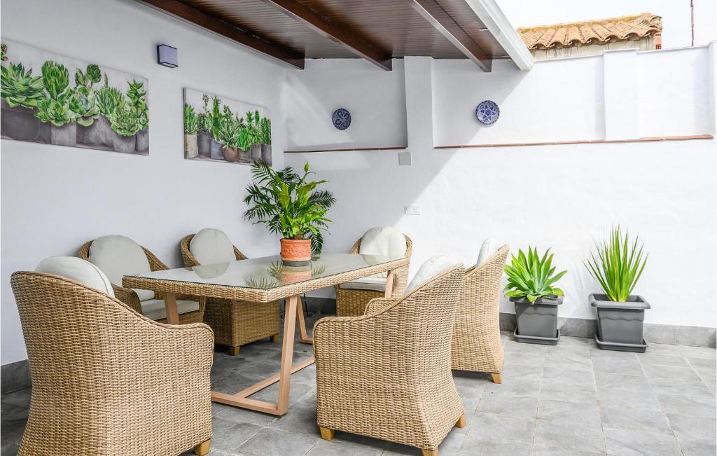 un patio con mesa, sillas y plantas en 4 Bedroom Awesome Home In Almodvar Del Ro en Almodóvar del Río