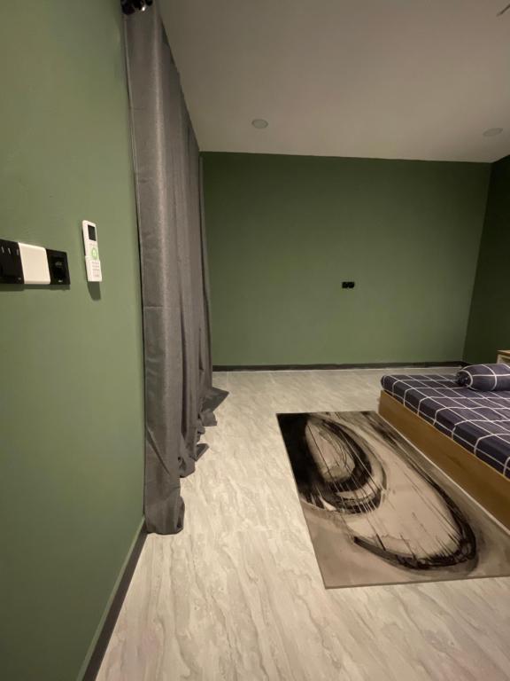 sypialnia z łóżkiem i dywanem na podłodze w obiekcie Cozy, Comfy Homestay w mieście Hithadhoo