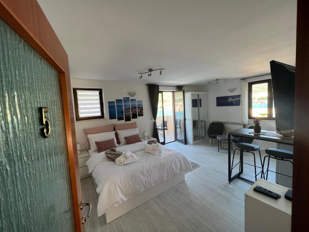 Apartments and Rooms Maritimo - 6