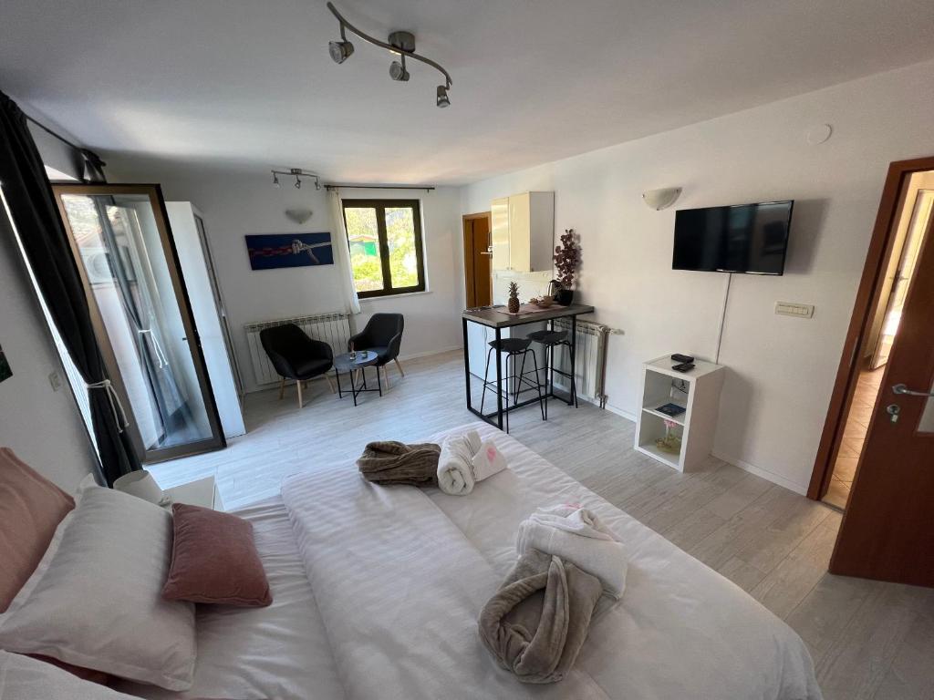 Apartments and Rooms Maritimo - 8