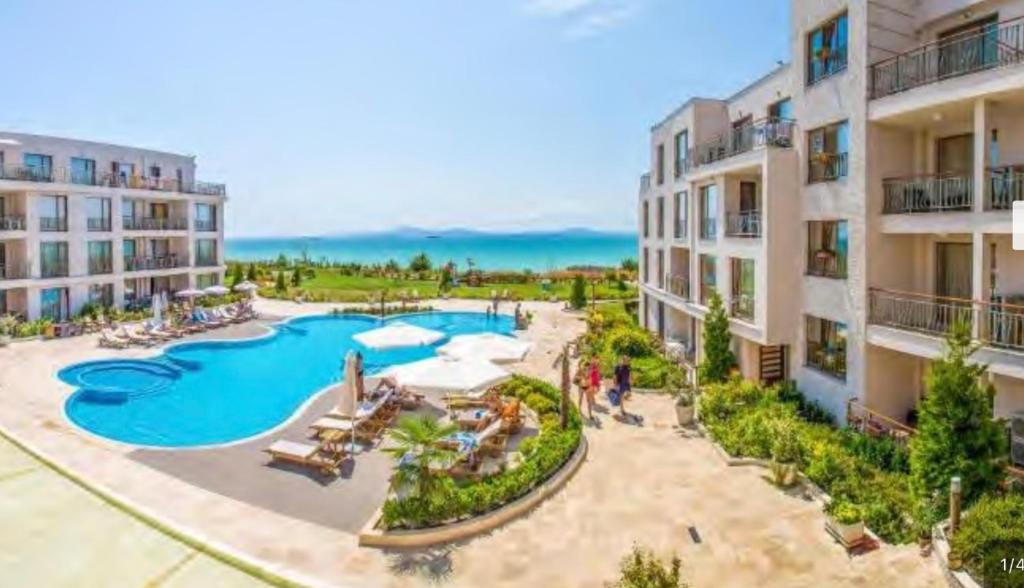 einen Luftblick auf ein Resort mit einem Pool in der Unterkunft Studio One Diamond Beach Sarafovo in Sarafovo