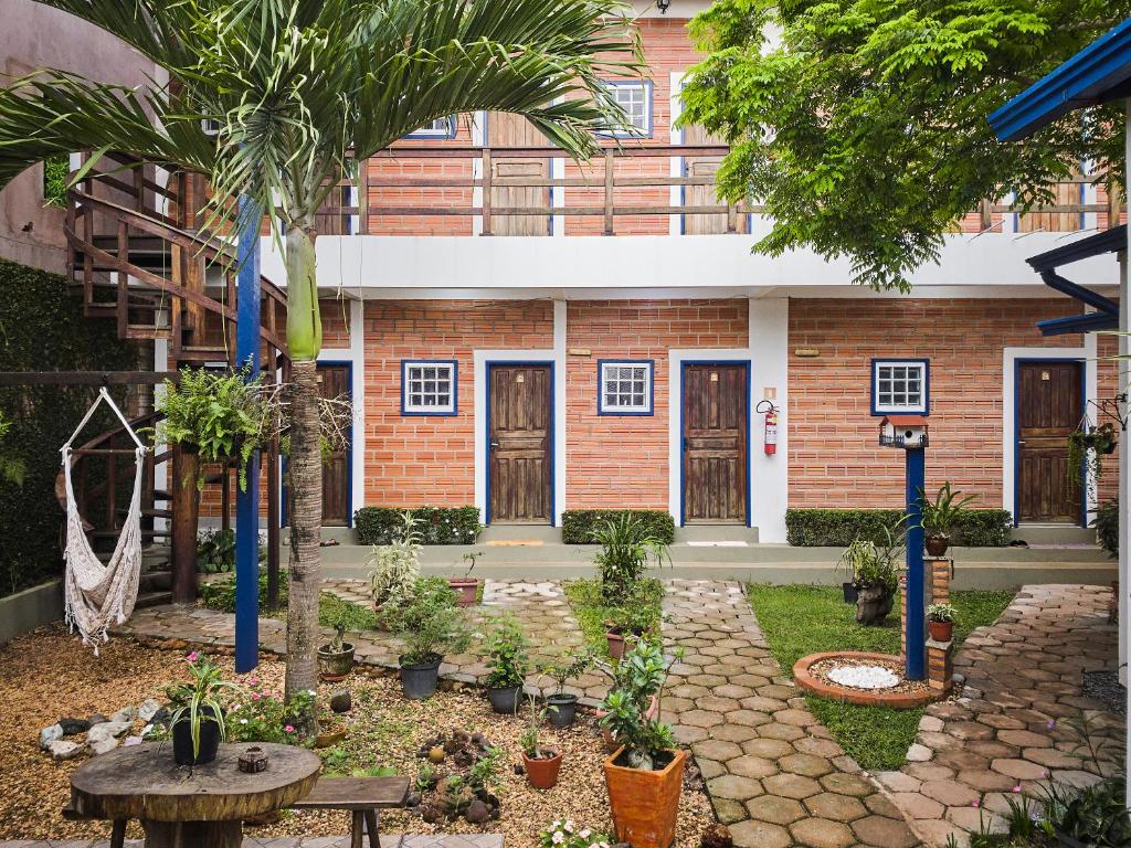 een gebouw met een bos planten ervoor bij Pousada Alterosa in Alter do Chao