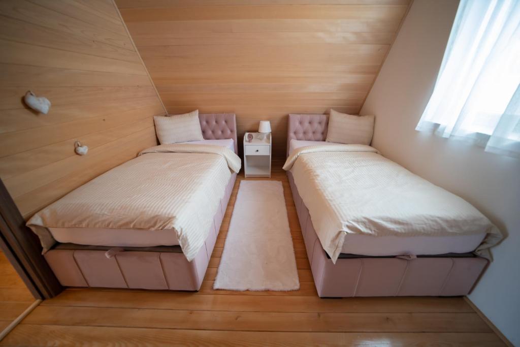 Postel nebo postele na pokoji v ubytování Tarvil Apartmani - Zaovine