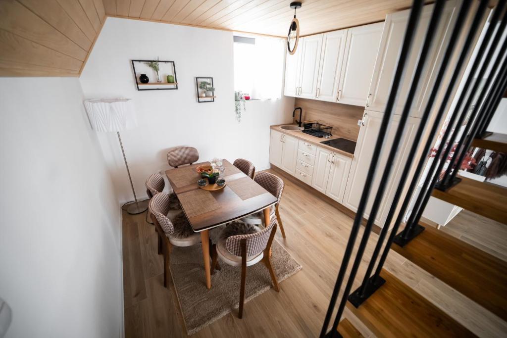 Kuchyň nebo kuchyňský kout v ubytování Tarvil Apartmani - Zaovine