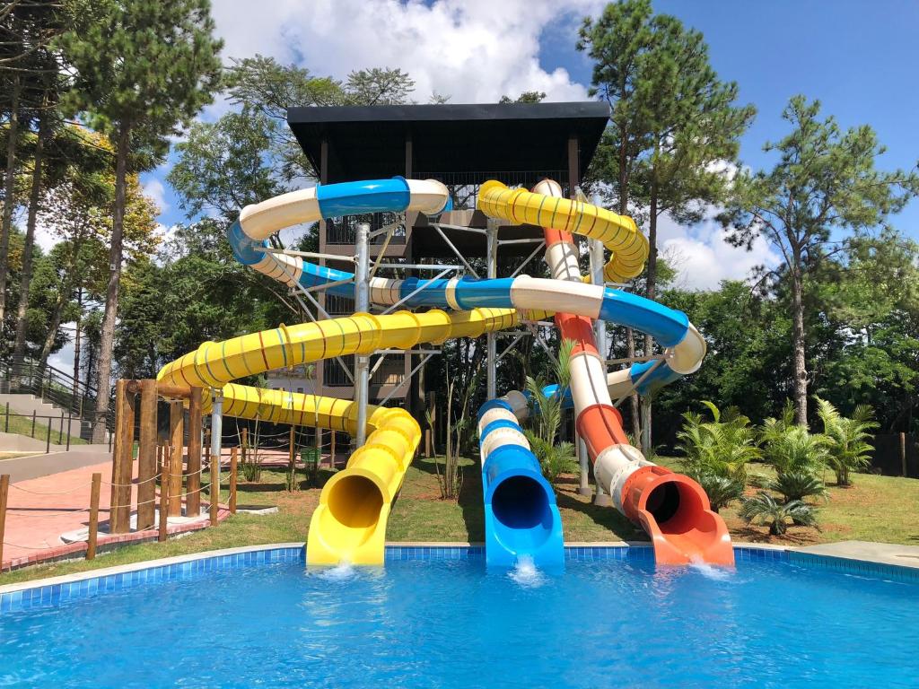 un tobogán de agua en una piscina en Monreale Resort Parque Aquático, en Poços de Caldas