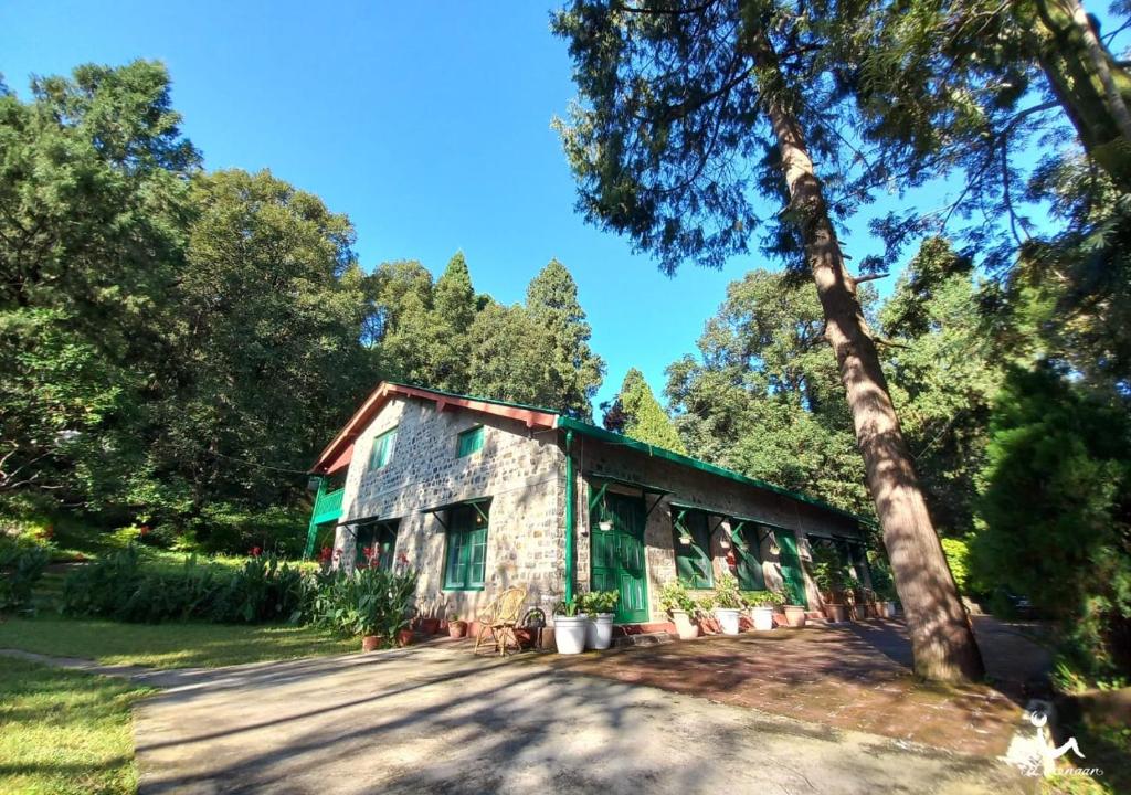 a barn with a tree in front of it at Fredy's Bungalow near Nainital in Bhīm Tāl