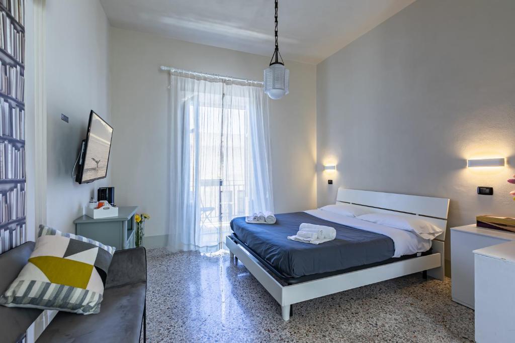 Łóżko lub łóżka w pokoju w obiekcie Palazzo Cavarretta - Pinella's Rooms and Apartment