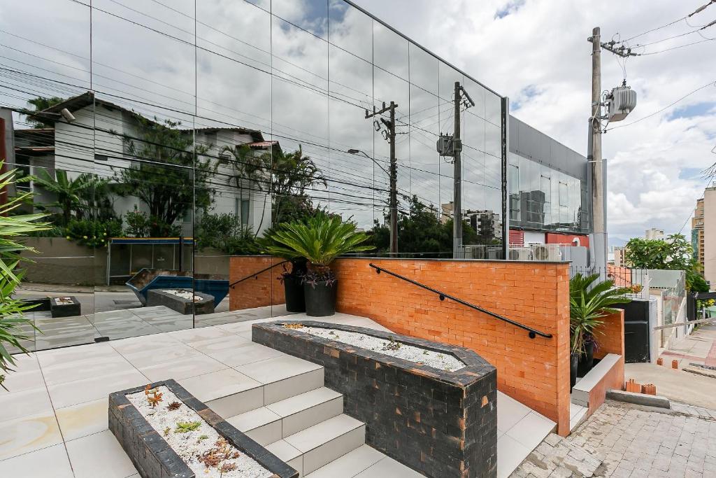 un edificio de cristal con escaleras delante en Studios novos próximos ao shopping Beira-mar #HKS en Florianópolis