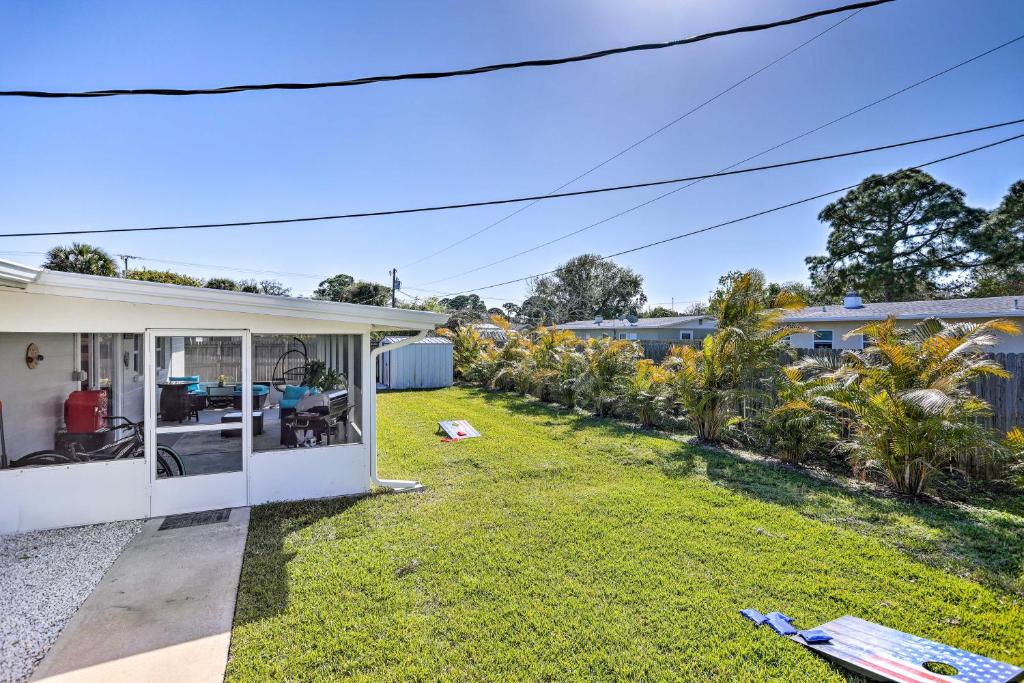 une arrière-cour d'une maison avec une pelouse dans l'établissement Merritt Island Getaway - 8 Mi to Cocoa Beach!, à Merritt Island