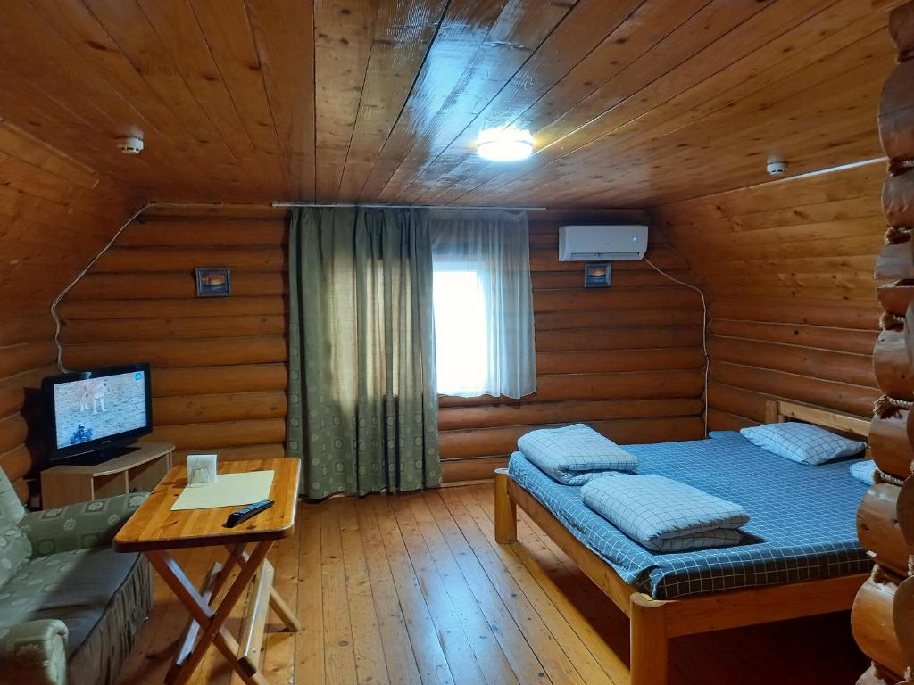 a room with a bed and a desk in a cabin at "У вуйка" in Uzhhorod